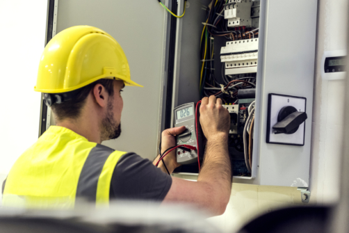 Bilde viser elkontrollør i arbeid
