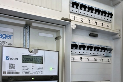 bilde av sikringsskap med automatsikringer