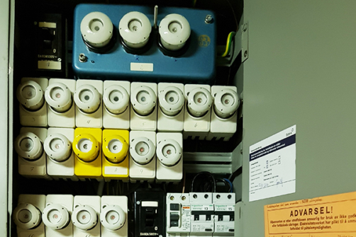 Bilde av skrusikringer i sikringsskap