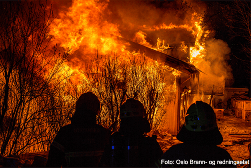 Bilde viser full brann i bygning