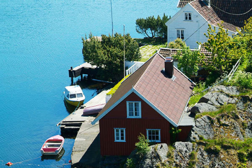 Et sommerhus eller sommerhytte med innlagt strøm ved sjøen