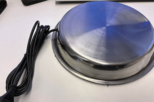 Bilde viser ei varmeplate til vannkilde feks kyllinger