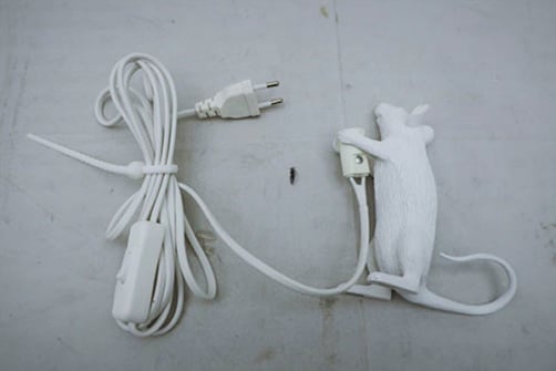 Bilde viser lampe med fot formet som hvit mus
