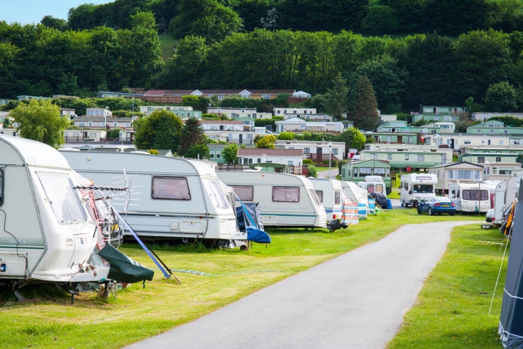 Campingplass med mange campingvogner tett i tett