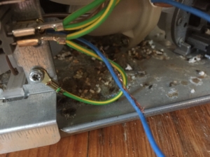 Her ser vi ledninger i en vaskemaskin som er gnagd på av ei mus