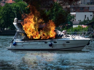 Bilde viser brann ombord i en båt