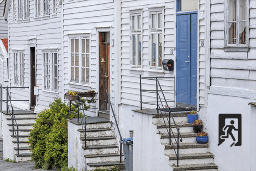 Bildet viser innganger i typisk Sandviken-miljø i Bergen