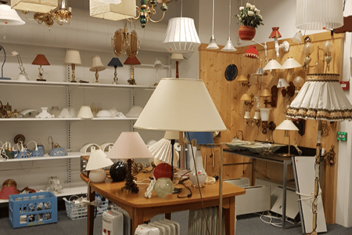 Bilde fra gjenbruksbutikk der det selges elektriske produkter