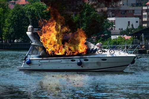 Bilde viser brann ombord i en båt