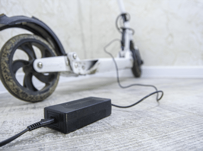 Bilde av lading av elsparkesykkel batteri litiumion