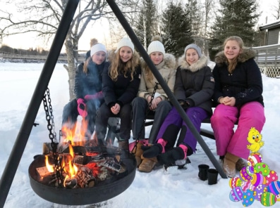 Fem jenter ved bålpanna før brannøvelsen i påskeferien