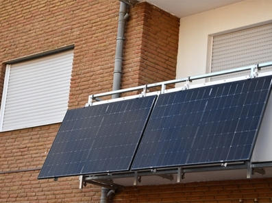 Et solcelleanlegg for balkong, såkalt balkongpanel