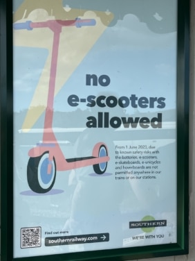 Bildet viser plakat fra Southern Railway som forbyr elsparkesykler på sine tog