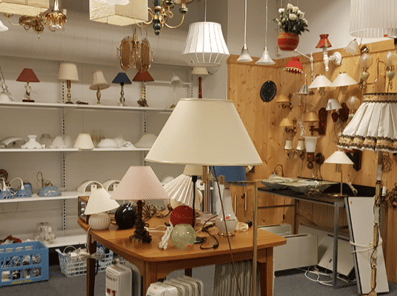 Bilde fra gjenbruksbutikk der det selges elektriske produkter