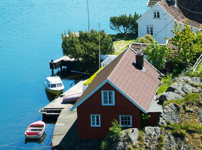 Et sommerhus eller sommerhytte med innlagt strøm ved sjøen