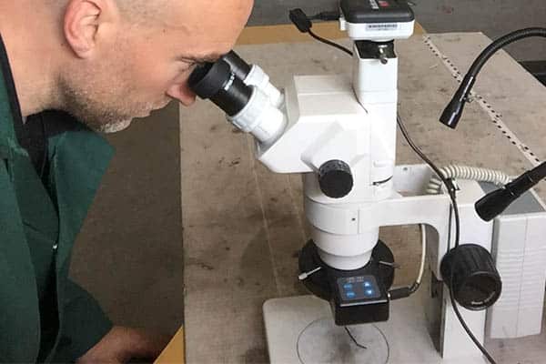 Bilde av brannutreder med mikroskop