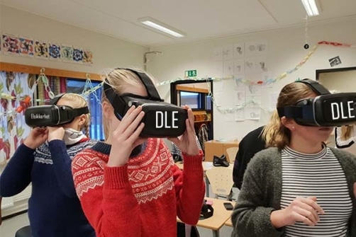 Elever med VR-briller